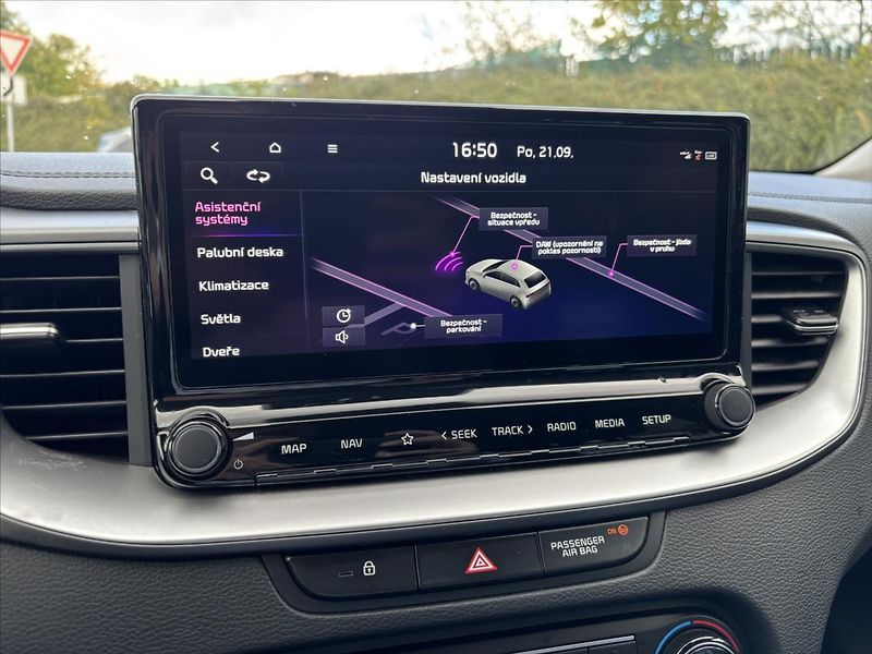 Kia Ceed 1,5 TGDi 118kW TOP ZÁRUKA NAVI - fotka 21 z 40
