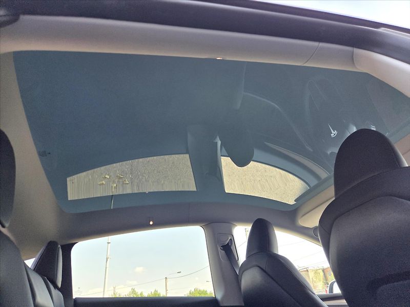 Tesla Model Y LR 4x4 Tažné z. SoH 93.4% 1.ma - fotka 12 z 21