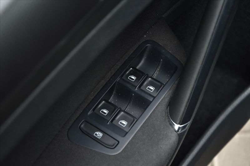 Volkswagen Golf 2.0TDi 110kW LOUNGE SERVIS.KN. - fotka 24 z 24