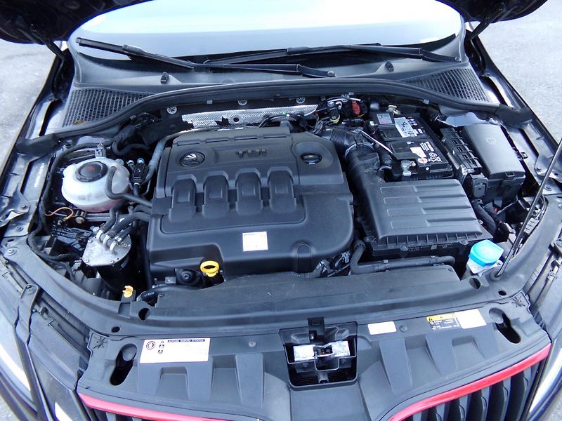 Škoda Octavia 2,0 COMBI RS 135kW BLACK EDITI - fotka 17 z 24