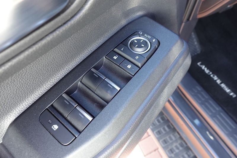 Toyota Land Cruiser 2.8D4-D  8 AT Invincible - fotka 10 z 39