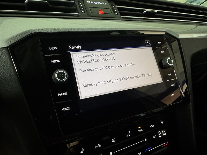 Volkswagen Passat 2,0 TDi  DSG Business IQ Light - fotka 31 z 43