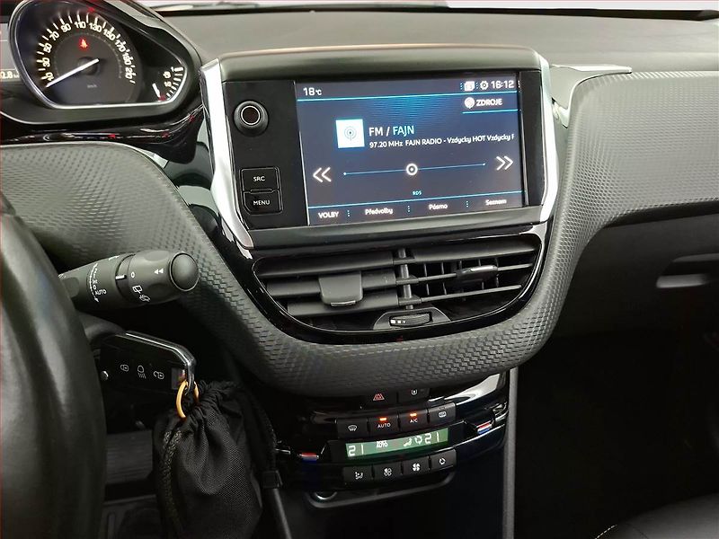 Peugeot 2008 (2018) 1.2 PureTech, Automat, Kůže - fotka 12 z 19