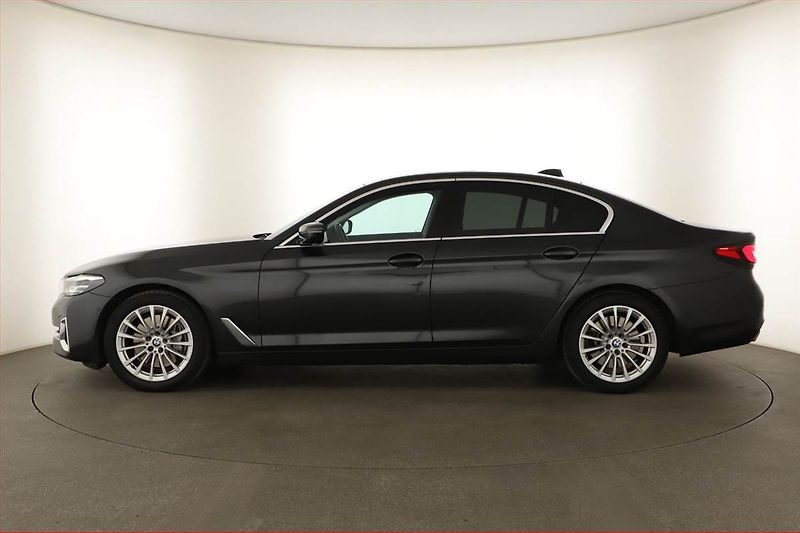 BMW Řada 5 (2023) 530d xDrive - fotka 3 z 21