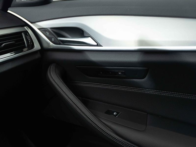 BMW Řada 5 520d xDrive - fotka 16 z 20