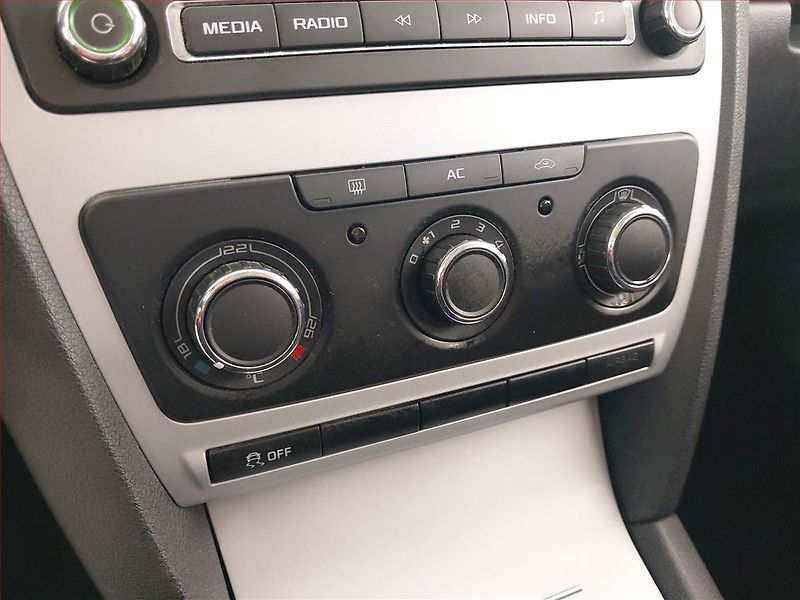 Škoda Octavia (2010) Ambiente 1.2 TSI, Serv.kniha - fotka 13 z 19