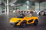 Automobilka McLaren láká za volanty ty nejmenší.