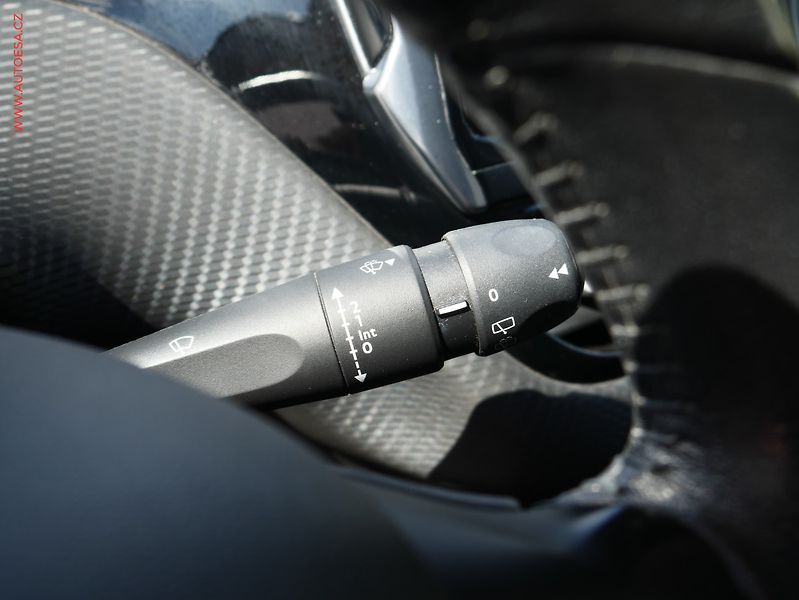 Peugeot 2008 (2015) 1.2i, AC, tempo - fotka 14 z 24