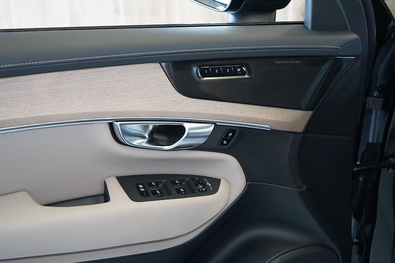 Volvo XC90 T8 PLUS Dark, Ventilace, 360° - fotka 23 z 50