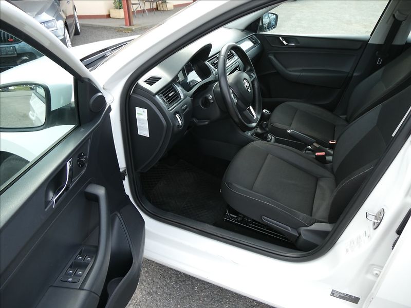 Škoda Rapid 1,2 TSI 77kW Style Spaceback - fotka 15 z 36