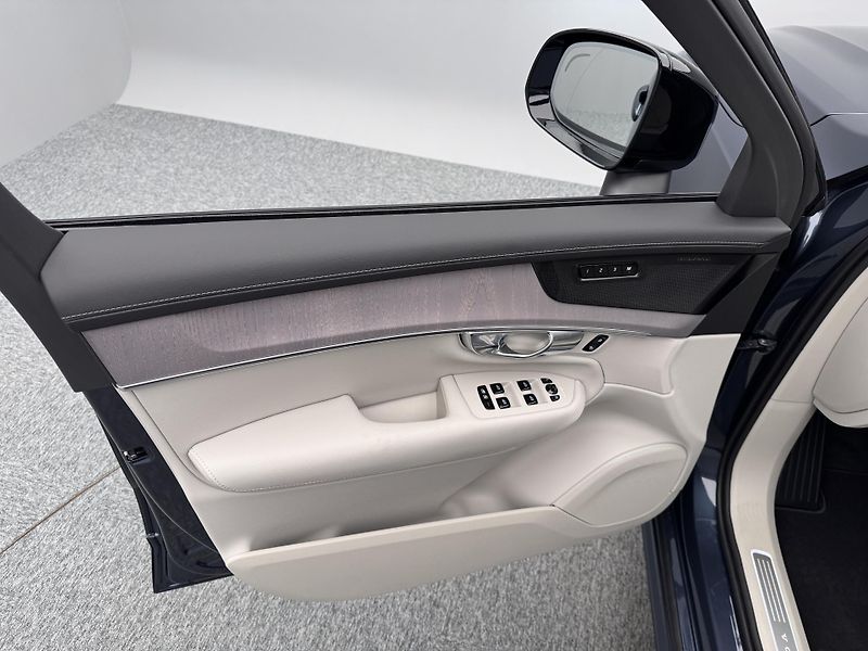 Volvo XC90 (2026) B5 AWD AUT DARK PLUS 7míst - fotka 8 z 25