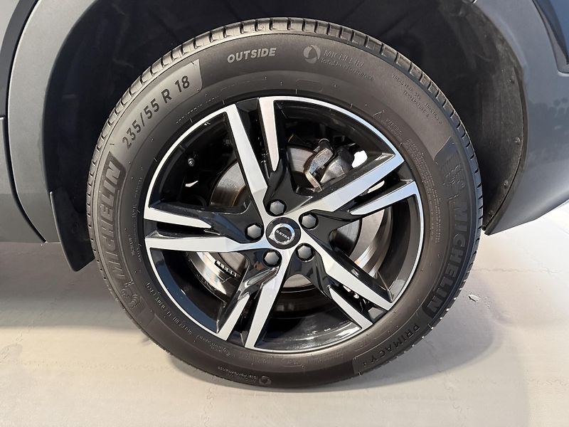 Volvo XC40 B3 Plus Dark DCT - fotka 17 z 17