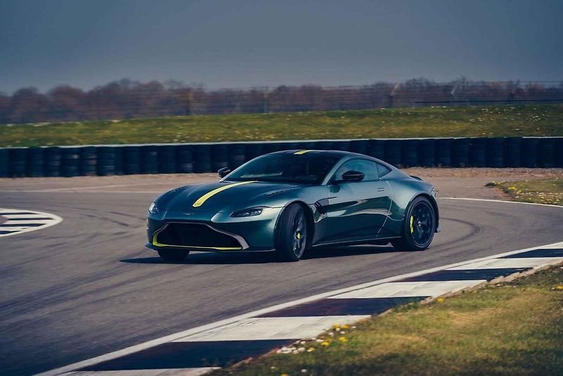 Aston Martin Vantage AMR má standardně manuální převodovku a karbonové brzdy