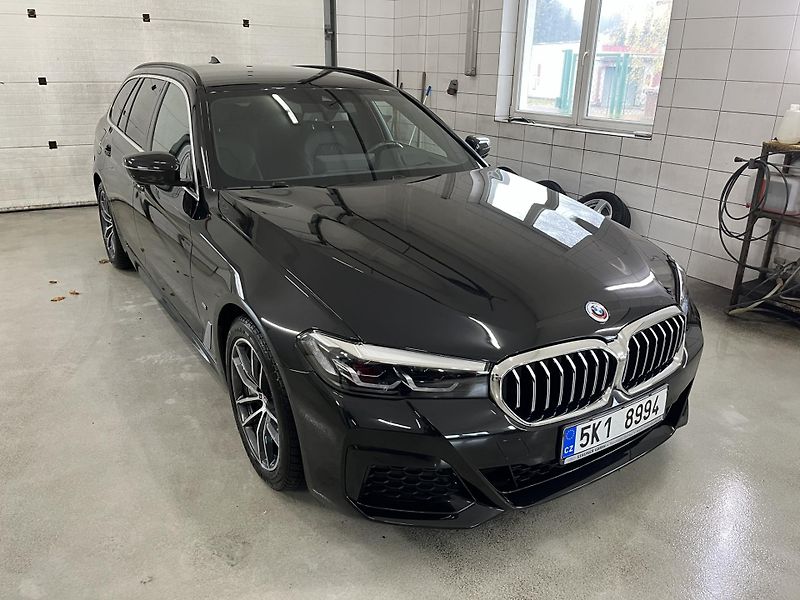 BMW Řada 5 (2022) 3.0 540 xDrive M-Packet DPH - fotka 15 z 16