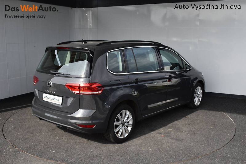 Volkswagen Touran (2023) 1.5TSI 110kW 7 míst, LED - fotka 2 z 25