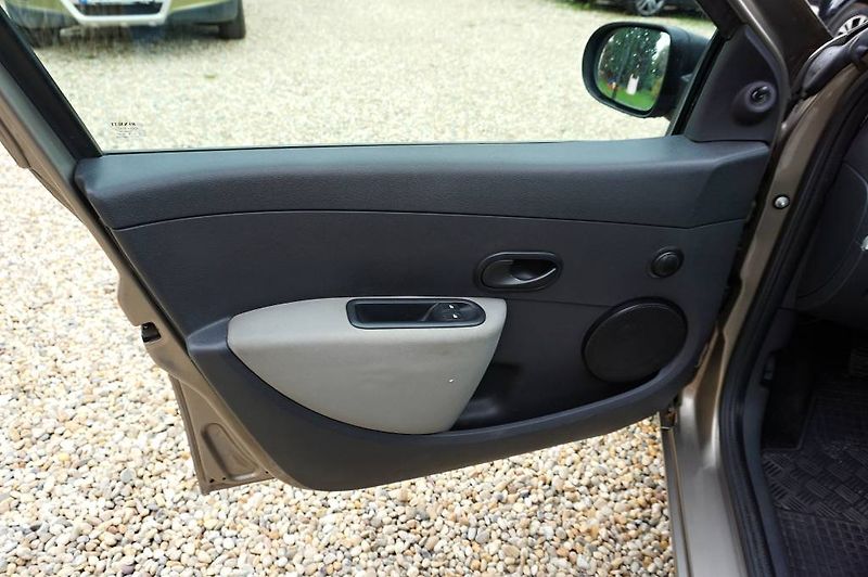 Renault Clio (2009) 1,2 16V 55 kW - fotka 22 z 33