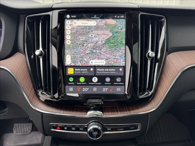 Volvo XC60 2,0 T8 AWD Recharge Plus Dark - fotka 33 z 50