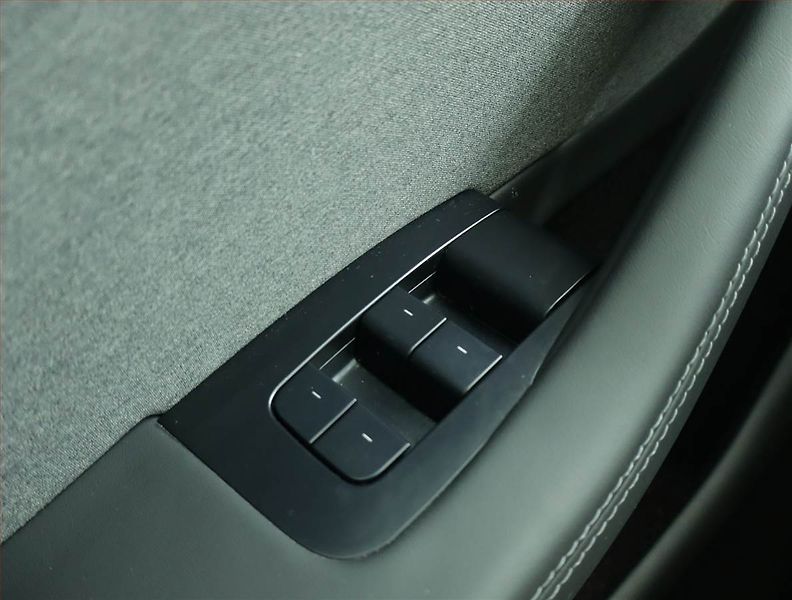 Tesla Model 3 (2024) Standard Range LFP, SoH 96% - fotka 17 z 22