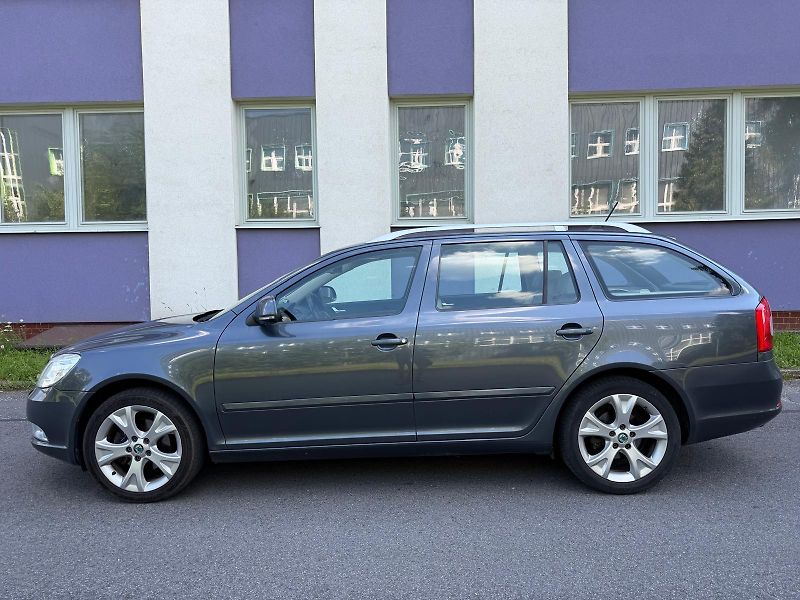 Škoda Octavia 2,0 TDi combi / servis.kn. / - fotka 2 z 37