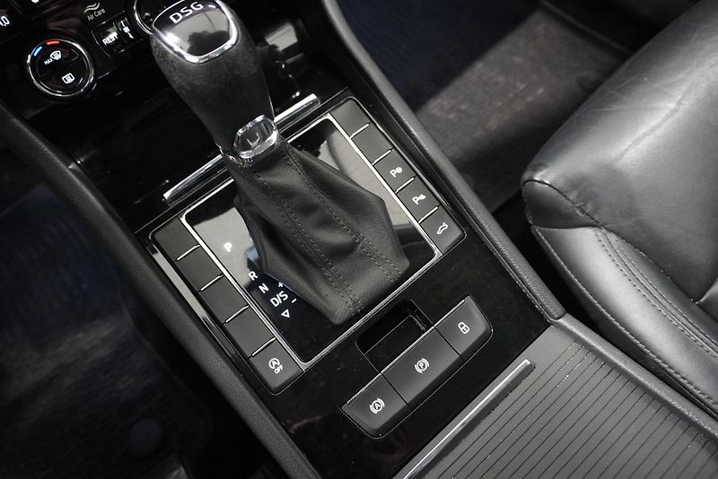 Škoda Superb 1.5 TSI 110kW STYLE TOP SERVIS - fotka 22 z 35