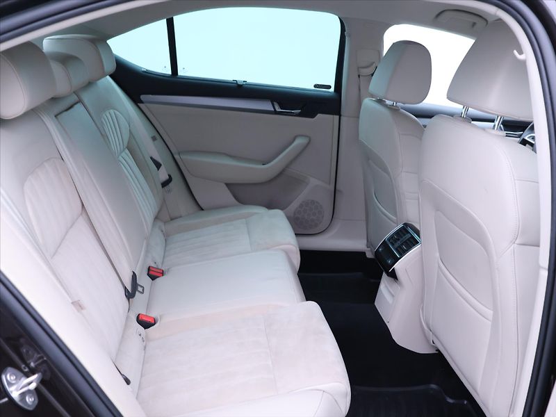 Škoda Superb 2,0 TSI 162kW DSG CZ Style - fotka 12 z 36