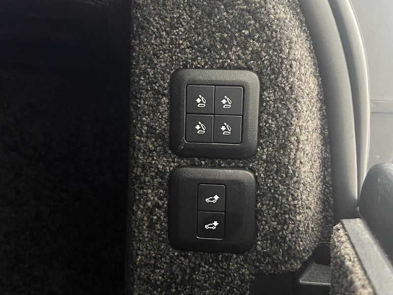 Land Rover Range Rover 4,4 SDV8 VOGUE AWD AUT - fotka 47 z 51