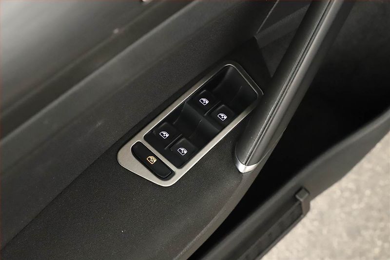 Volkswagen Golf (2018) 1.4 TSI, Serv.kniha, Tempomat - fotka 11 z 13