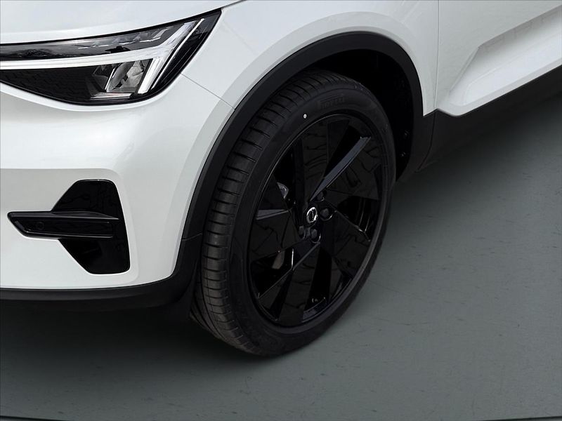 Volvo XC40 2,0 Plus B3 Black Edition 3760 - fotka 6 z 14