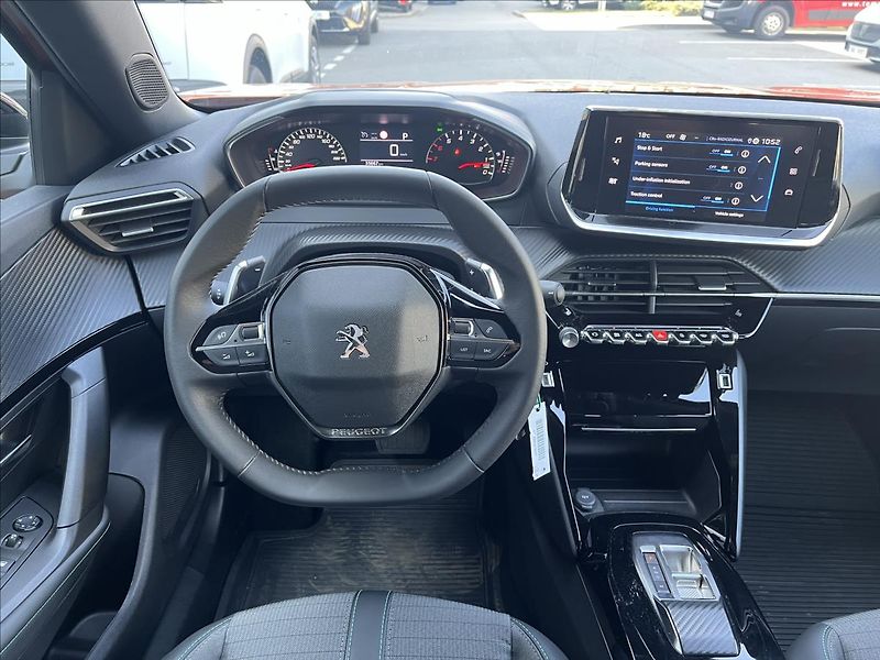 Peugeot 2008 1,2 PT  Allure EAT8 zár 4/28 - fotka 12 z 26