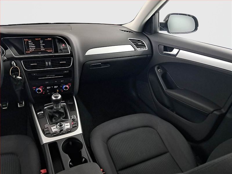 Audi A4 (2016) S-Line 2.0 TDI, Serv.kniha - fotka 8 z 19