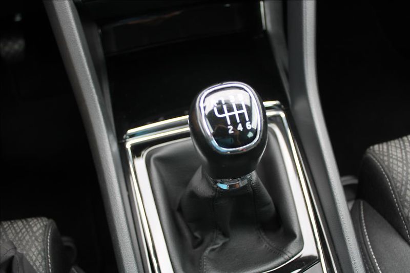 Škoda Karoq 2,0 TDi  DPH, ČR, SERVISKA - fotka 24 z 33