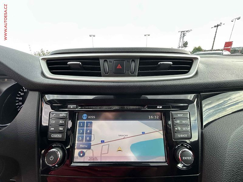 Nissan Qashqai (2014) 1.2 DiG-T, AC, park. kamera - fotka 17 z 20