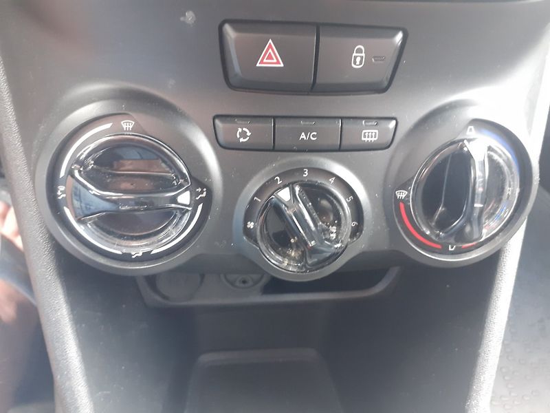 Peugeot 208 (2015) 1.0  PT ,AC,TEMP. - fotka 16 z 31