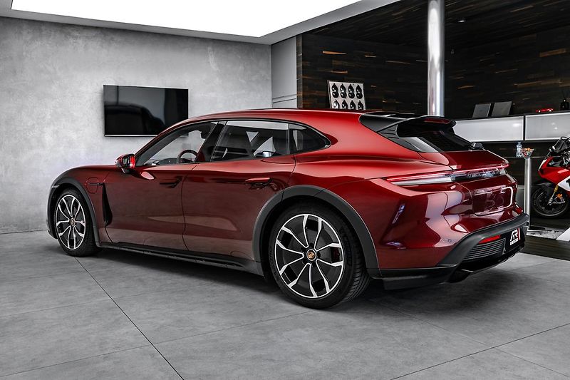 Porsche Taycan 4S Cross Turismo, cherry red - fotka 6 z 24