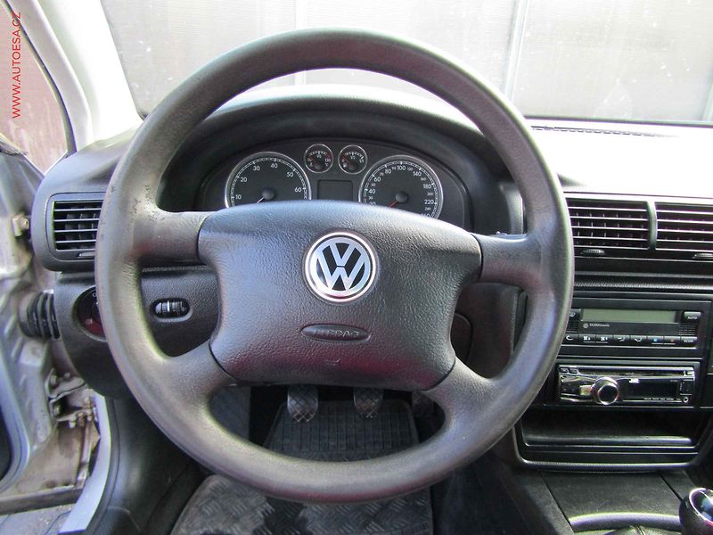 Volkswagen Passat (2002) 1.6 i, AC, výhřev sed - fotka 13 z 14