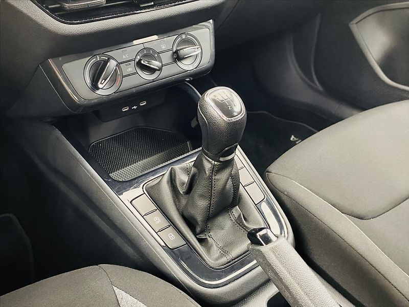 Škoda Fabia 1,0 MPI 48kW Active - fotka 16 z 22