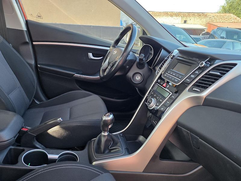 Hyundai i30 1.4-TOP VÝBAVA-AUT.KLIMA - fotka 14 z 15