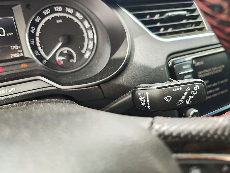 Škoda Octavia 2.0 TDI/135kW RS - fotka 30 z 33