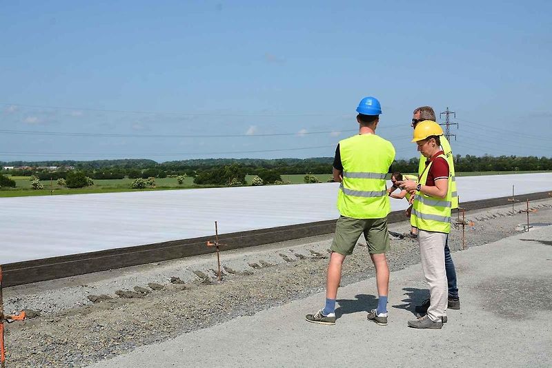 Pokládka betonové vrstvy vozovky je milníkem stavby dálnice D1 na úseku Říkovice - Přerov. Stavebníci ji zahájili tento týden.
