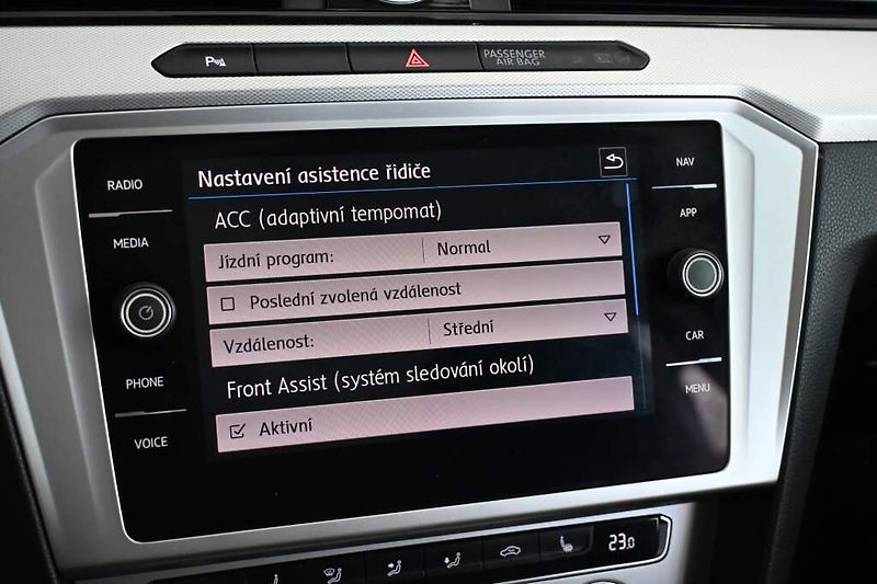 Volkswagen Passat (2018) 2.0 LED ACC TDI - fotka 17 z 32