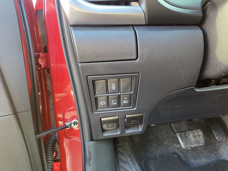 Toyota Hilux 2,8 Diesel 6AT Executive - fotka 16 z 24