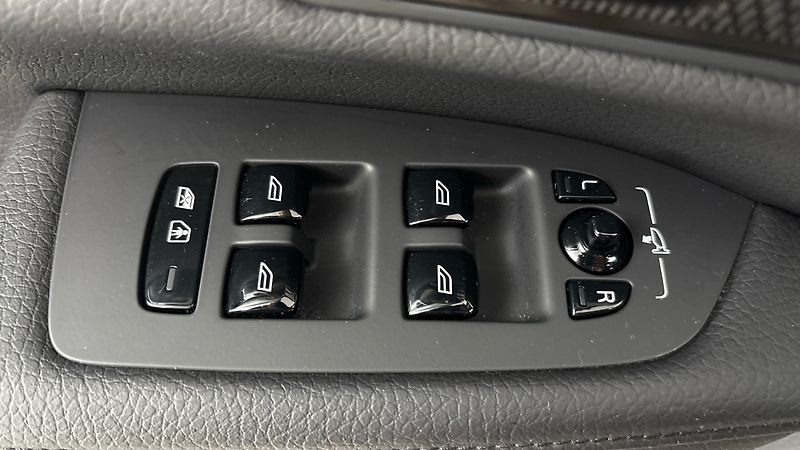 Volvo V90 2.0 B4 AUT Momentum Pro - fotka 24 z 30