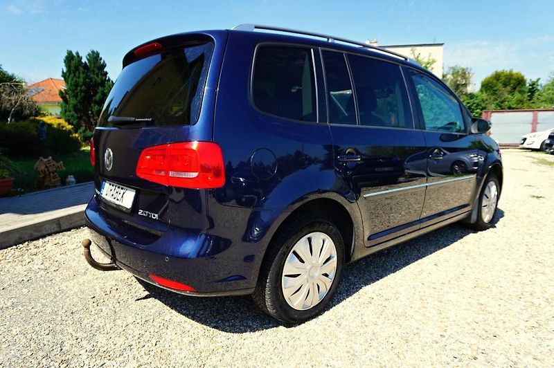 Volkswagen Touran (2011) 2,0 TDI 103 kW - fotka 4 z 48
