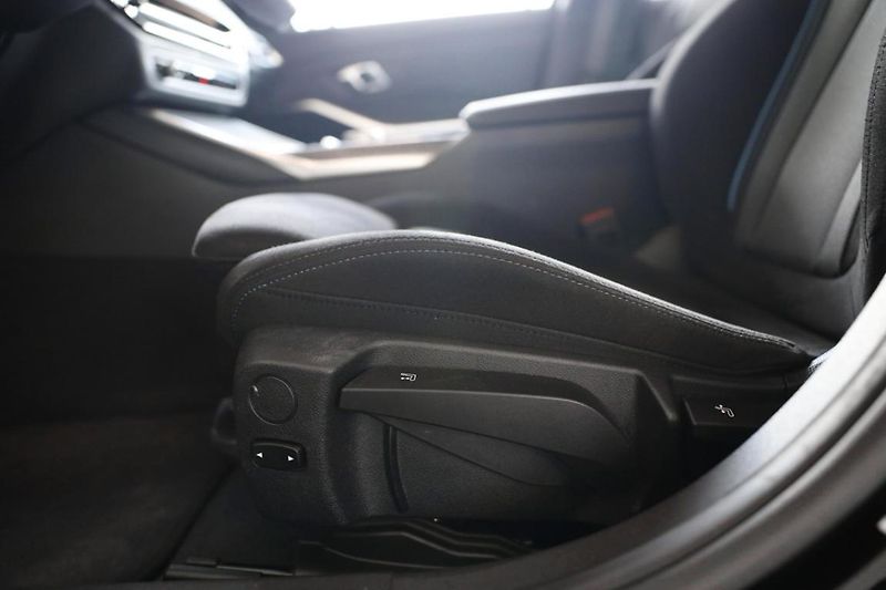 BMW Řada 3 330i xDrive Touring - fotka 19 z 21
