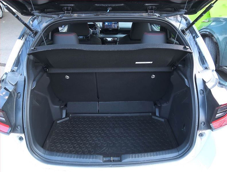 Toyota Yaris (2023) 1.5 VVT-i Hybrid - fotka 14 z 16