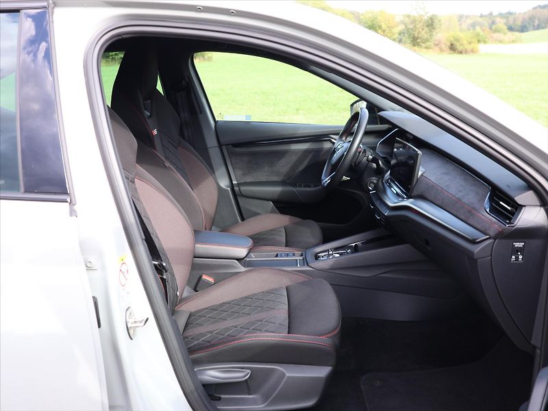 Škoda Octavia 2,0 TSI RS 180kW DSG CZ 1.Maj - fotka 10 z 30