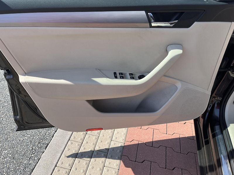 Škoda Superb 2.0 TDi DSG Style Plus - fotka 10 z 38