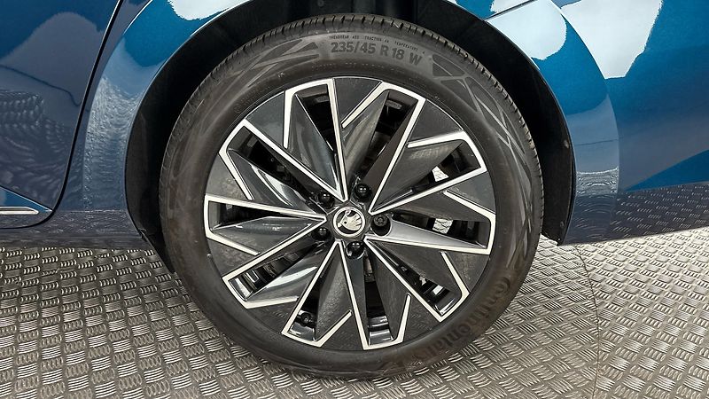Škoda Superb 2.0 TDI DSG 4x4 L&K Combi - fotka 19 z 34