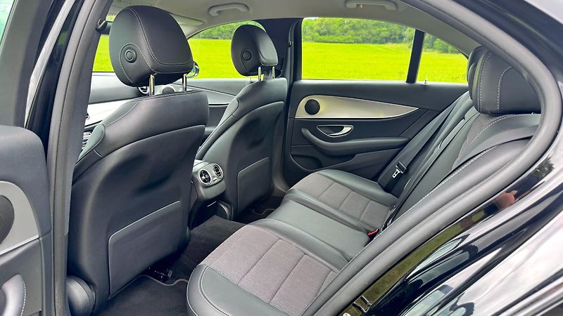 Mercedes-Benz Třídy E (2019) pravidelný servis, hezký stav - fotka 17 z 20