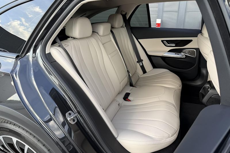 Mercedes-Benz Třídy E (2025) E 300de 4Matic Allterrain - fotka 25 z 89